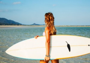How to Create Effortless Beach Waves at Home: Pro Tips from Hairstyling Experts