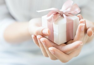 7 Affordable Beauty Gifts Perfect for Christmas Eve Surprises