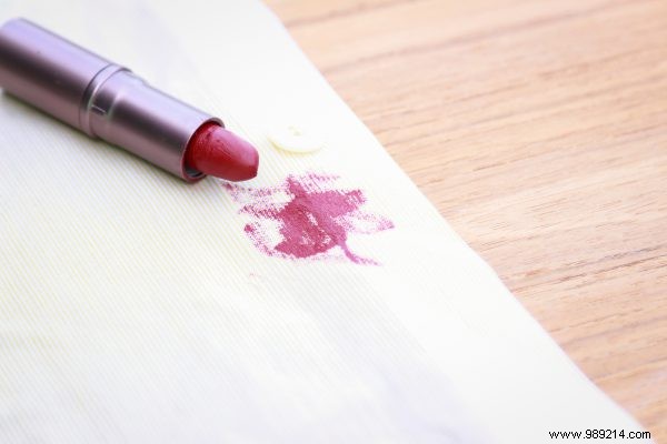 Expert Guide: Removing Makeup Stains from Clothes Fast and Effectively