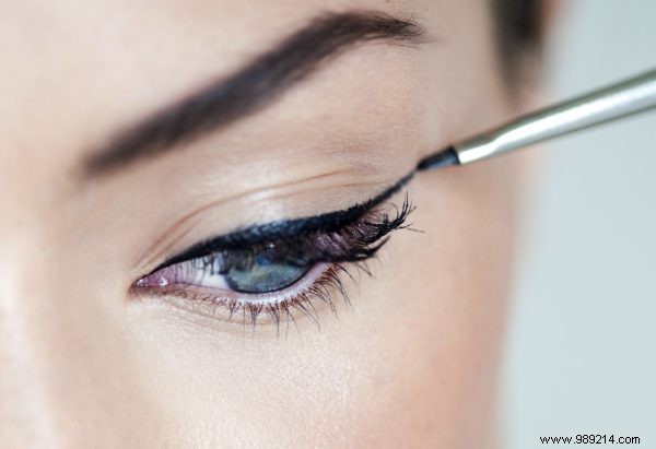 Master a Perfect Straight Eyeliner Line: Pro Tips from Beauty Experts