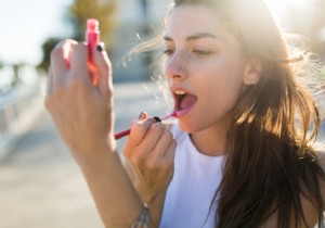 How to Make Nourishing DIY Lip Gloss in 4 Easy Steps