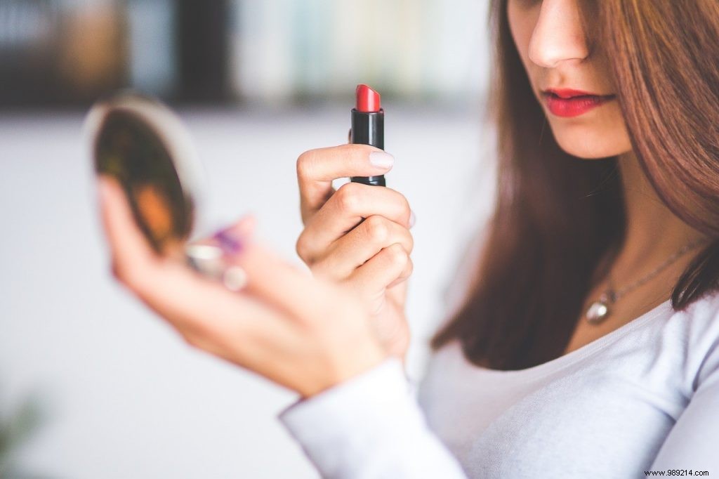 How to Apply Lipstick for Long-Lasting, Flawless Glamour