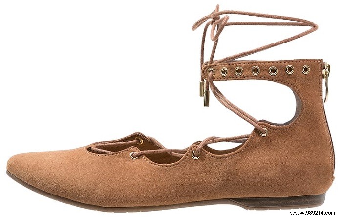 5 Shoe Styles That Make Your Feet Look Visually Smaller