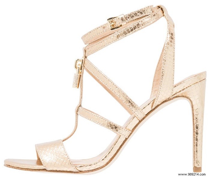 5 Shoe Styles That Make Your Feet Look Visually Smaller