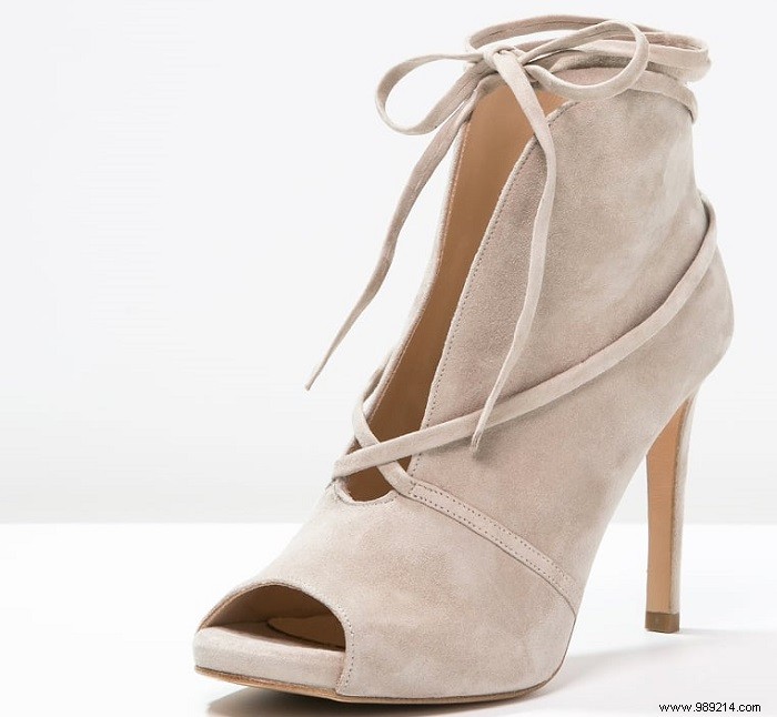 5 Shoe Styles That Make Your Feet Look Visually Smaller