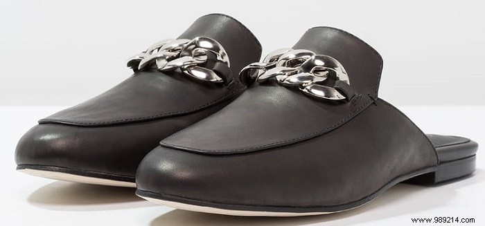 5 Shoe Styles That Make Your Feet Look Visually Smaller