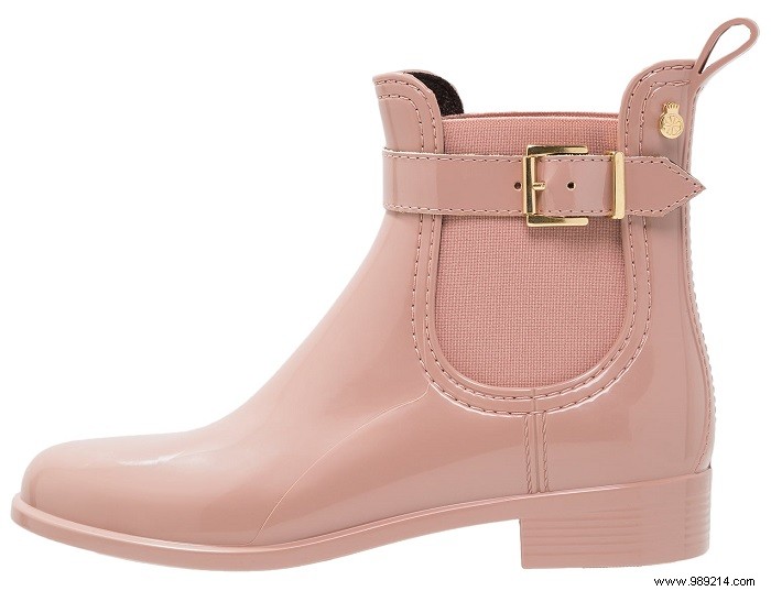 Stylish Rainwear Essentials for the Rainy Dutch Season