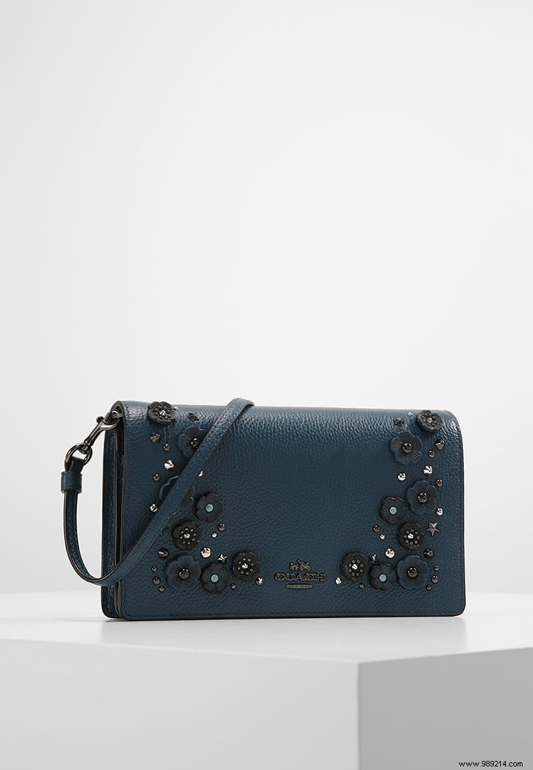 7 Chic Designer Shoulder Bags on Sale: Expert Picks for Effortless Style