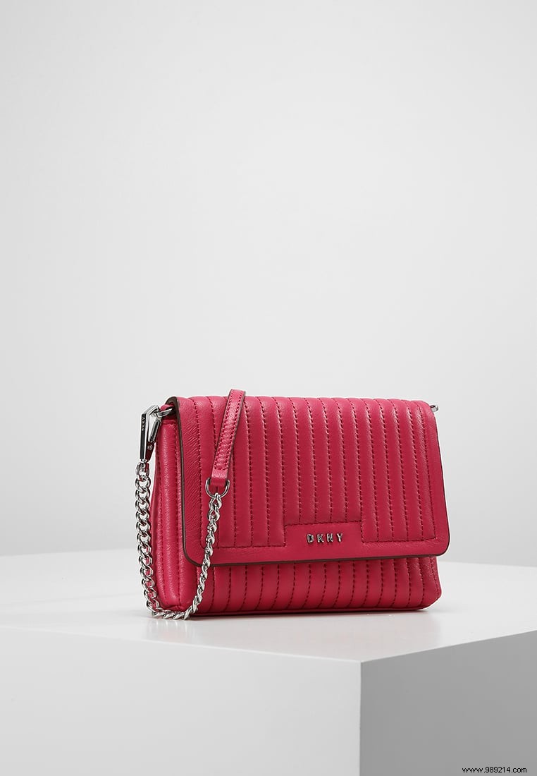 7 Chic Designer Shoulder Bags on Sale: Expert Picks for Effortless Style