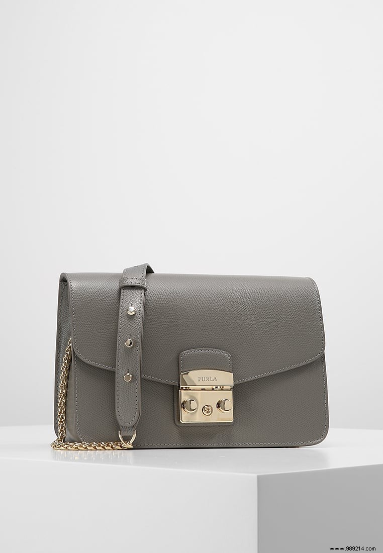 7 Chic Designer Shoulder Bags on Sale: Expert Picks for Effortless Style