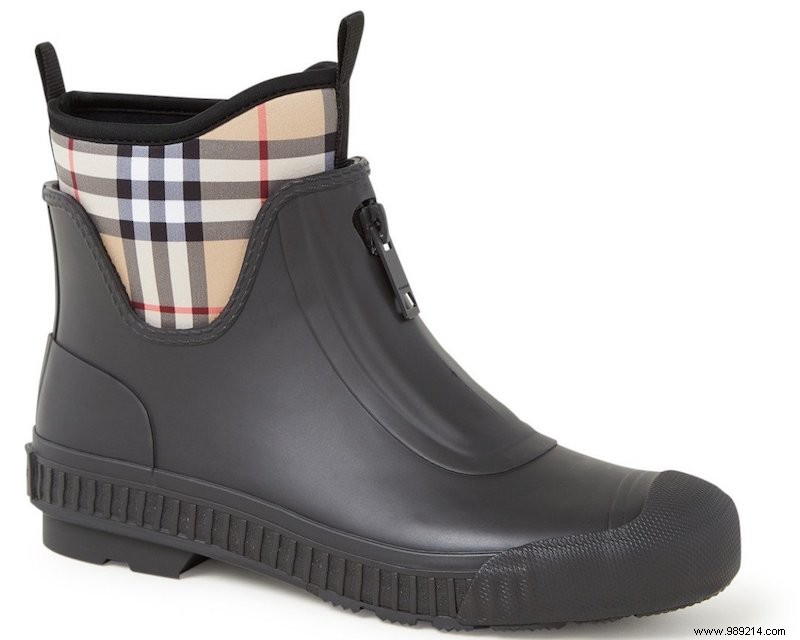 Stylish Rainy Day Outfits: Expert Picks for Raincoats and Rubber Boots