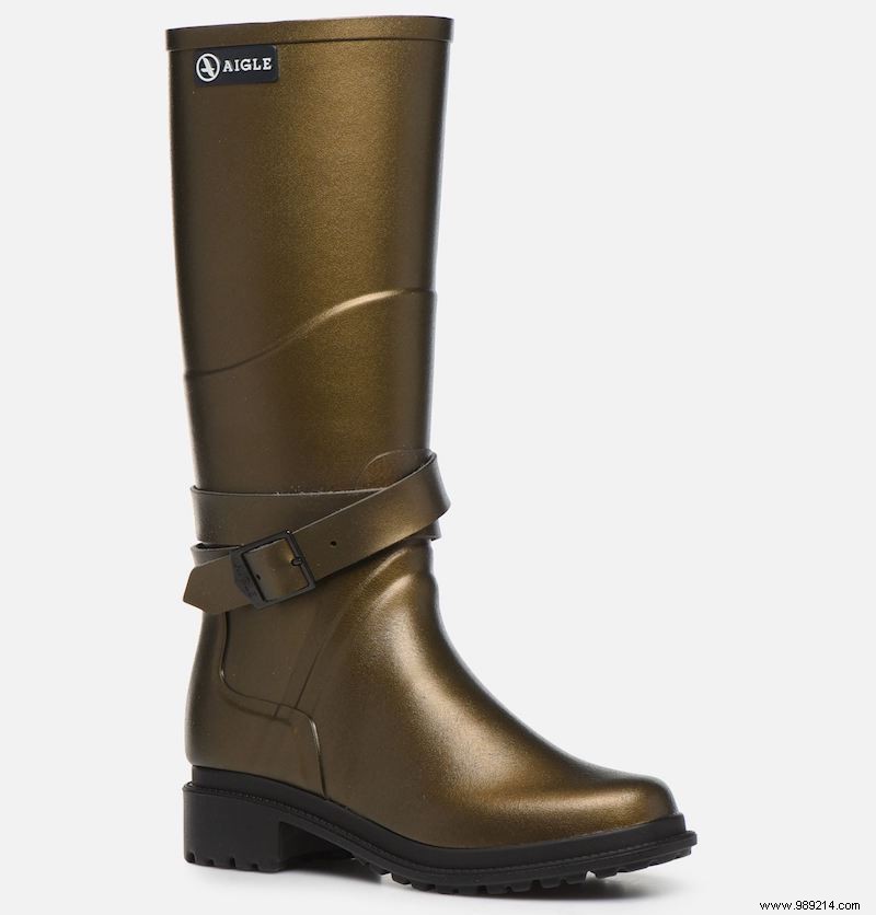 Stylish Rainy Day Outfits: Expert Picks for Raincoats and Rubber Boots