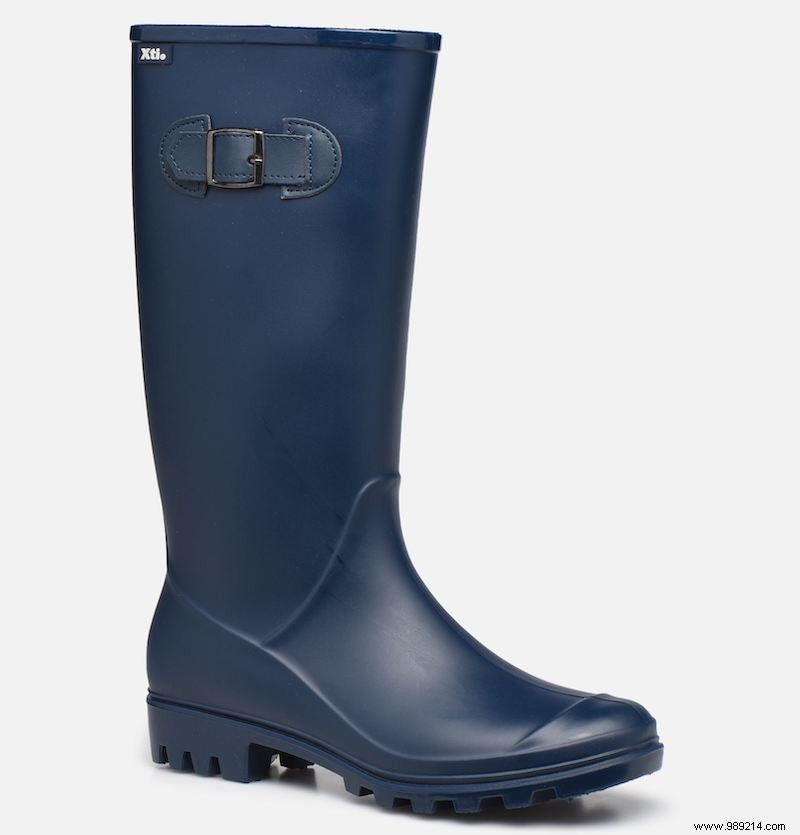 Stylish Rainy Day Outfits: Expert Picks for Raincoats and Rubber Boots