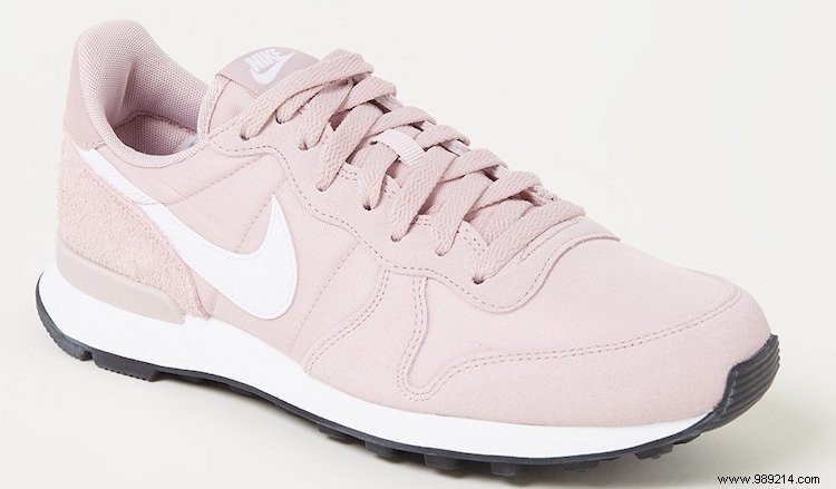 Elevate Your Daily Walks: Stylish, Weather-Proof Outfits for Dutch Spring Days