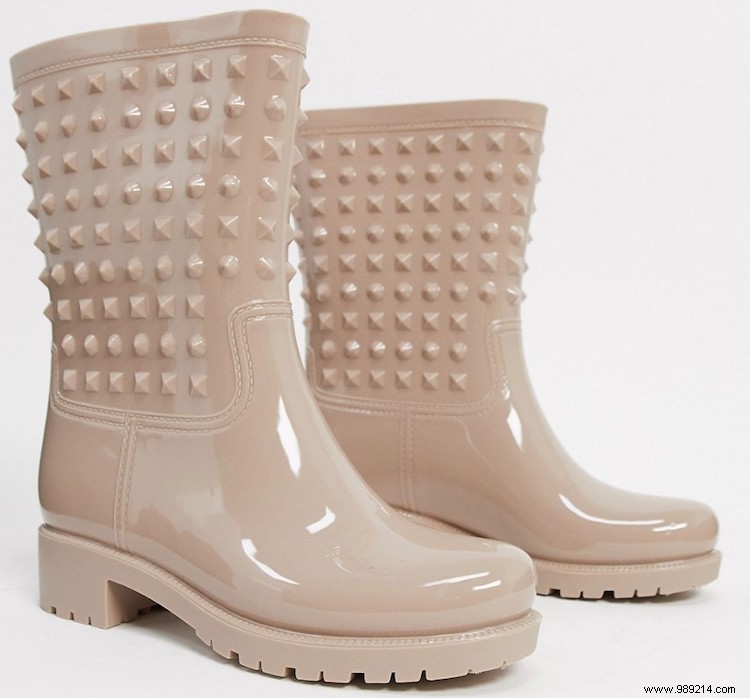 Elevate Your Daily Walks: Stylish, Weather-Proof Outfits for Dutch Spring Days