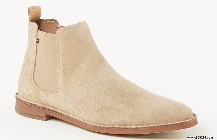 Elevate Your Daily Walks: Stylish, Weather-Proof Outfits for Dutch Spring Days