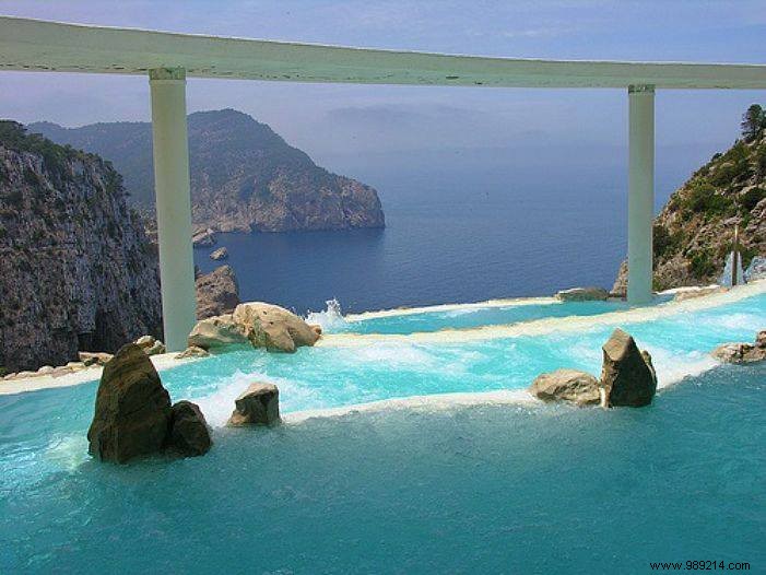 The 10 Most Stunning Infinity Pools Around the World