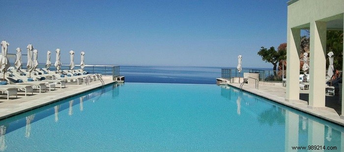 The 10 Most Stunning Infinity Pools Around the World