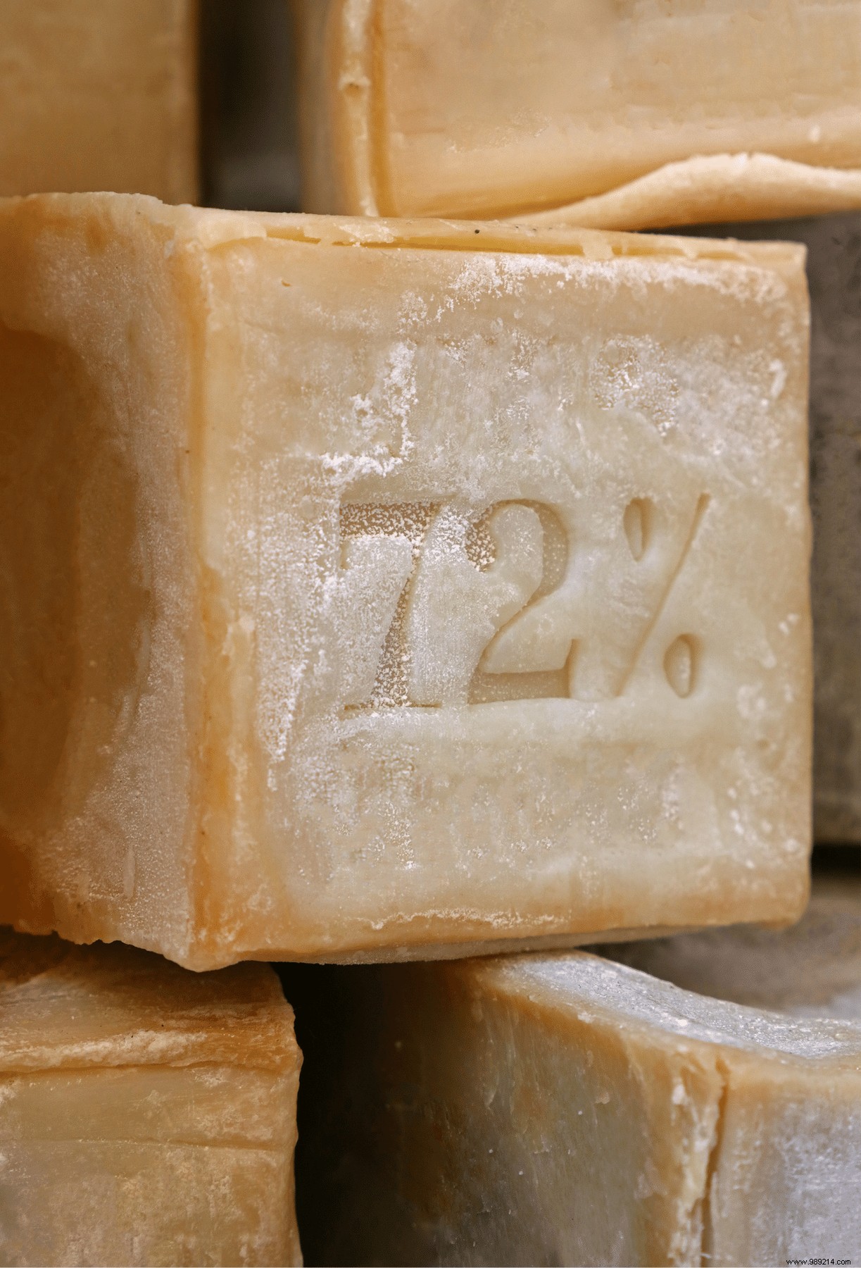 How to Wash Your Hair with Authentic Marseille Soap: Benefits, Suitability, and Step-by-Step Guide