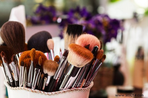 How to Clean Makeup Brushes: Expert Tips for Healthy Skin and Flawless Results