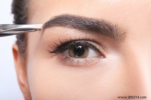 How to Pluck Your Eyebrows Like a Pro: Expert Tips for Perfect Brows
