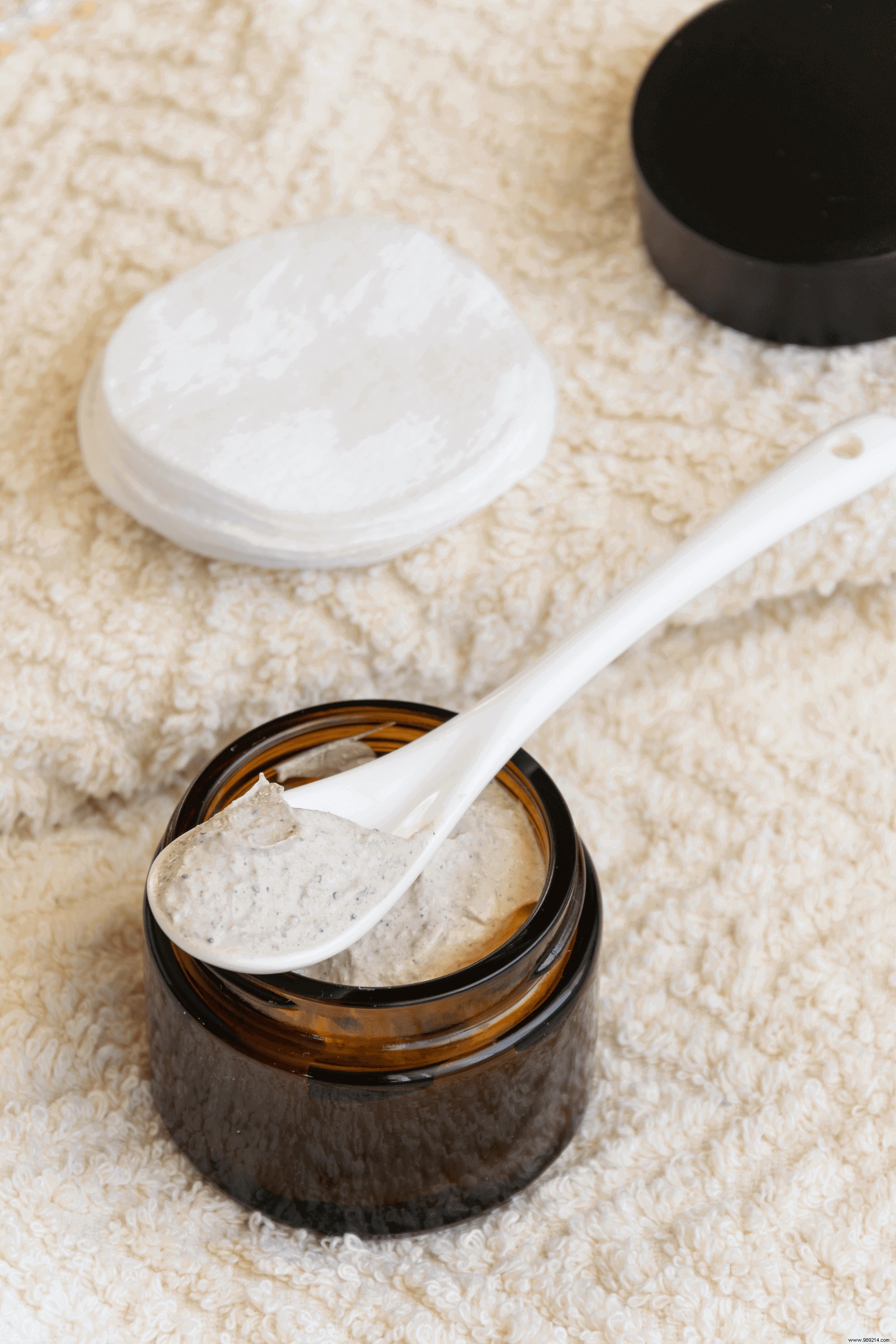 Exfoliating Sensitive Skin: Safe Methods and Expert Tips from Skincare Pros