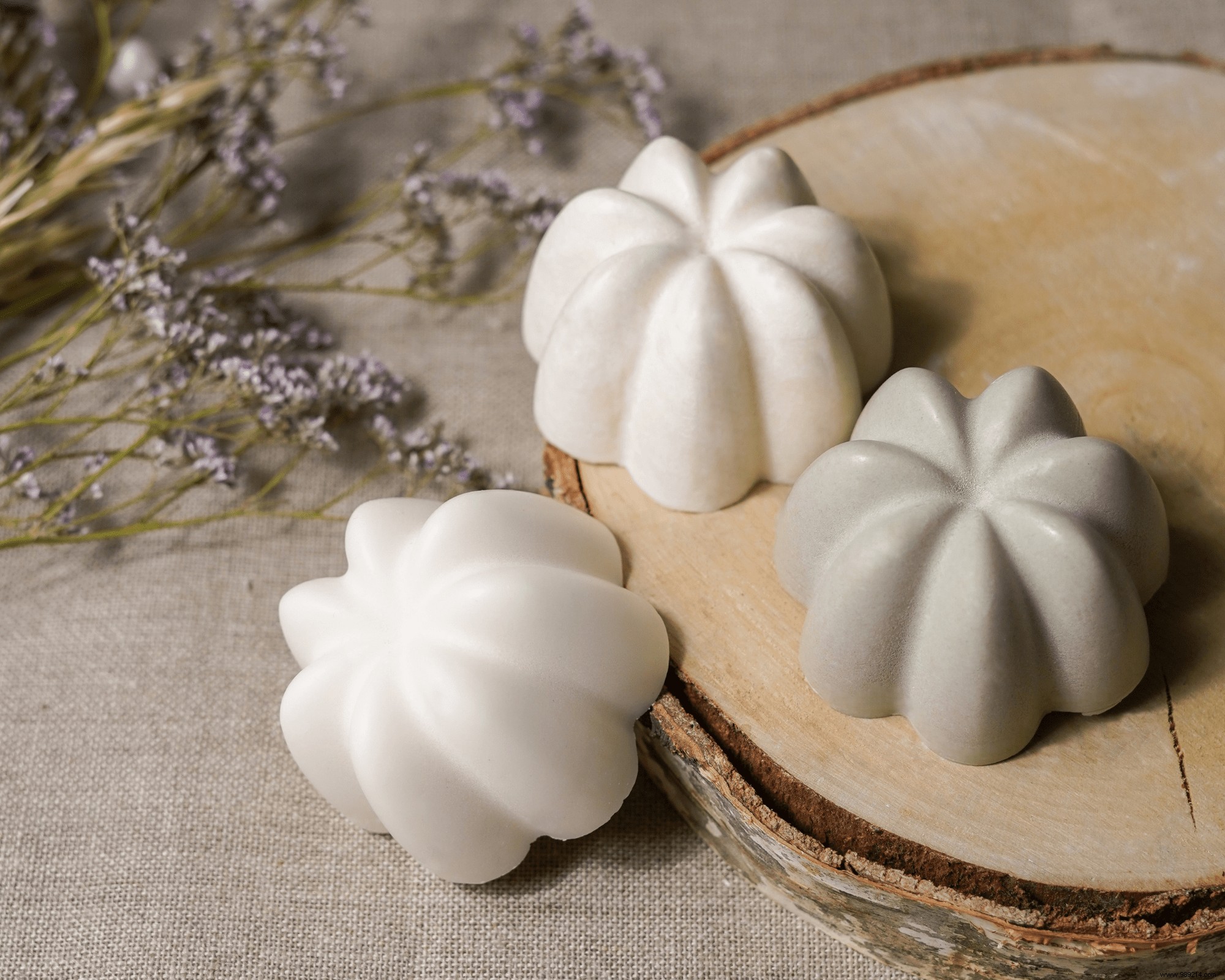 Mastering Solid Shampoo: Eco Benefits, Usage Tips, and Storage Essentials