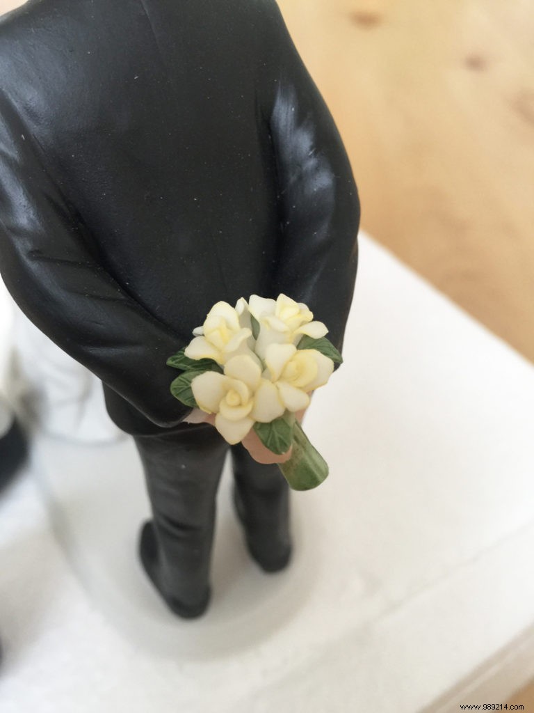 How to Choose the Perfect Original Wedding Cake Topper