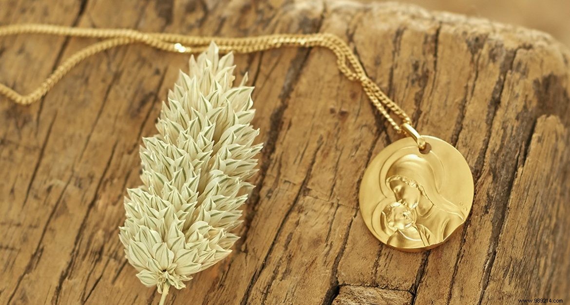 Choosing the Perfect Baptism Medal for Your Goddaughter: Expert Guide