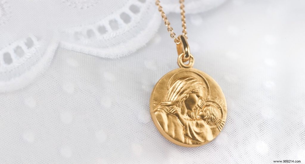 Choosing the Perfect Baptism Medal for Your Goddaughter: Expert Guide