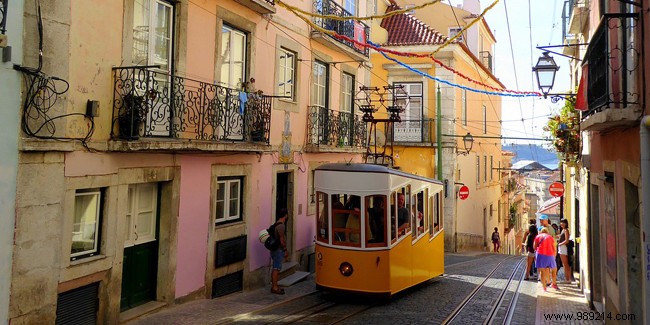 Retiring Abroad: Key Advantages, Drawbacks, and Essential Precautions for Success