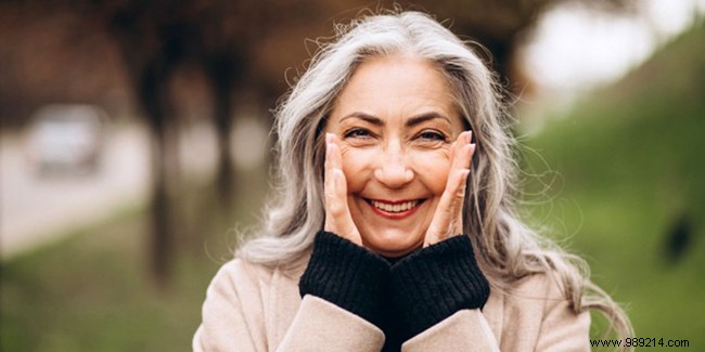 Gray Hair: Hide It or Embrace It? A Guide to Aging Gracefully