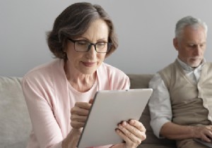 Seniors  Screen Habits Revealed: Digital Trends, Usage Stats, and Health Impacts