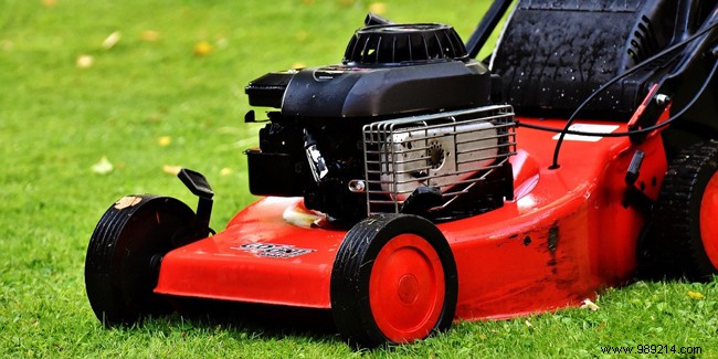 Lawn Mowing on Sundays and Public Holidays: What French Law Allows and Permitted Hours