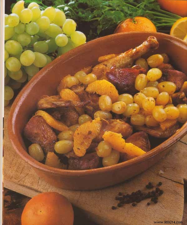 Elegant Chicken with Fresh Muscat Grapes: A Refined French Recipe