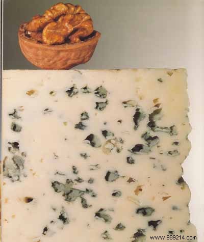 Elegant Roquefort Salad with Hazelnuts and Walnuts