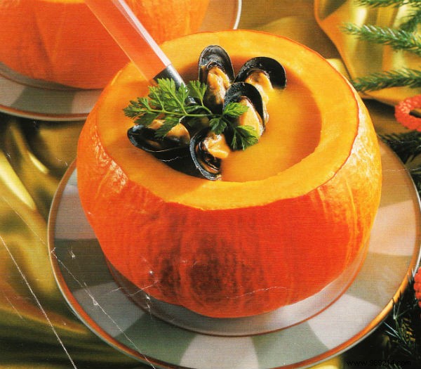 Velvety Pumpkin Velouté with Bouchot Mussels: Gourmet Recipe for 8