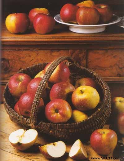 Elegant Chilled Granny Smith Apple Soufflé with Caramel and Hazelnuts