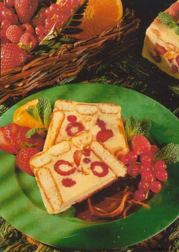 Classic Charlotte Log with Fresh Red Fruits: Elegant Dessert for 8