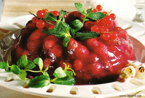 Refreshing Red Fruit Jelly with Peppermint – A Vibrant Berry Dessert for 6