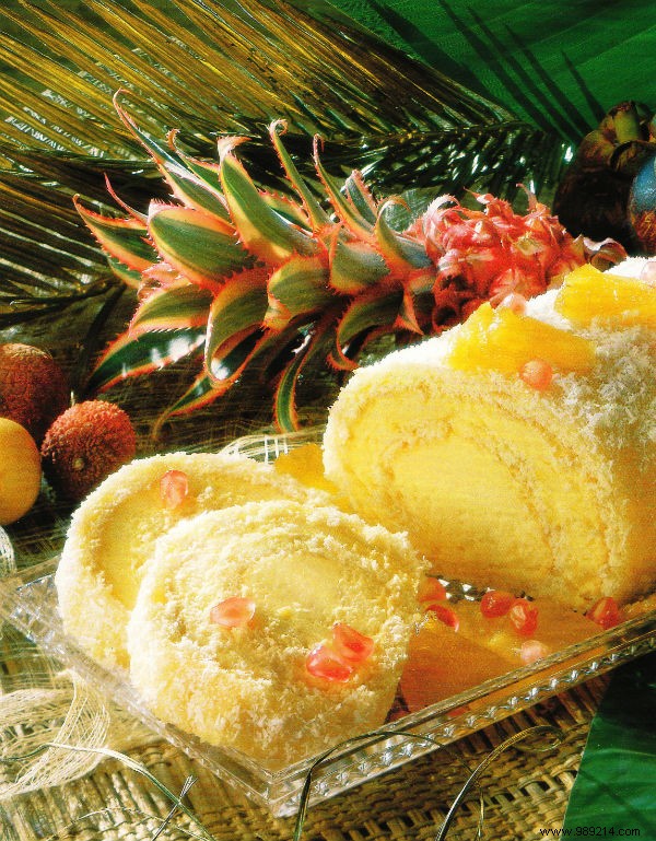 Exotic Pineapple Yule Log: A Tropical Masterpiece for 6