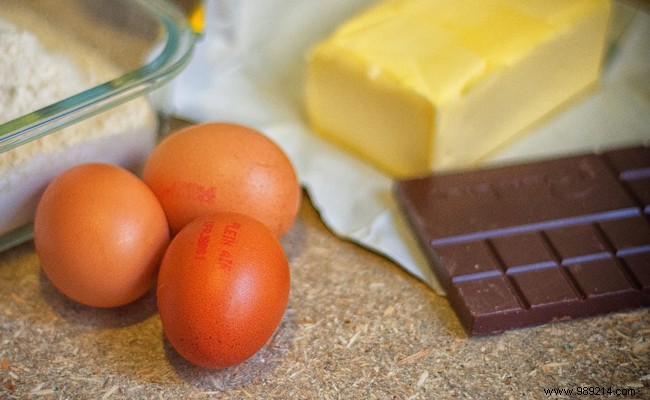 Homemade Chocolate Cake and Fresh Fruit Juice: A Balanced Snack Kids Love