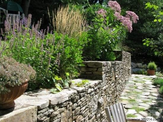 Expert Guide: How to Build a Sturdy, Beautiful Stone Wall for Your Garden