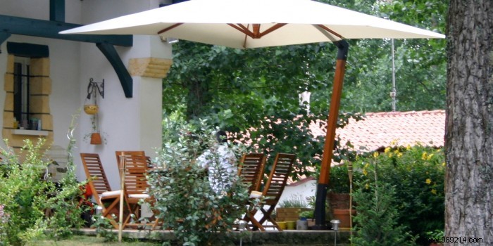 Parasols: Essential Shade, Advanced Features, and Stylish Garden Upgrades