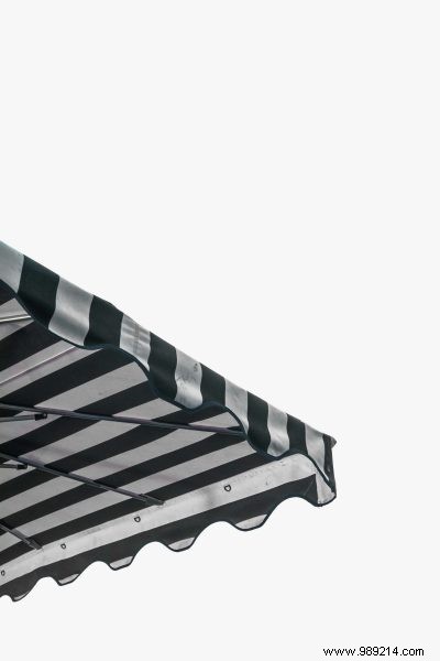 Expert Guide: Selecting the Ideal Large Parasol for Your Spacious Terrace