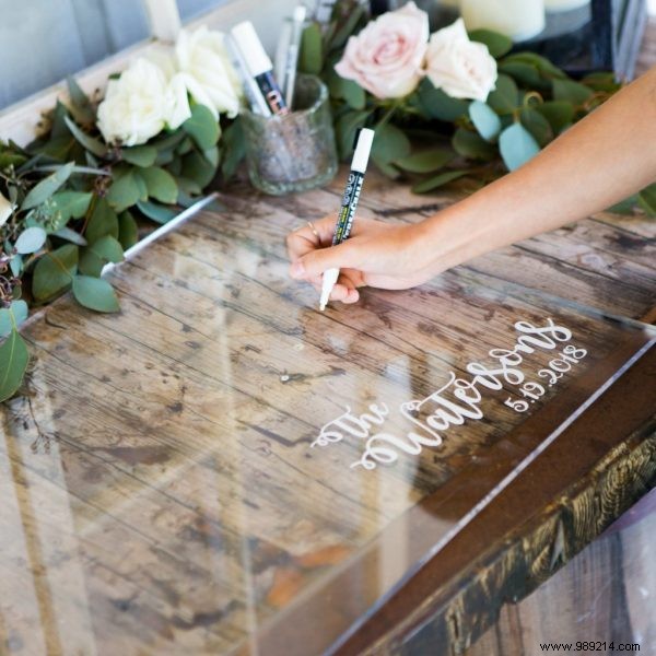 Plexiglass: The Elegant Modern Trend Revolutionizing Wedding Decor