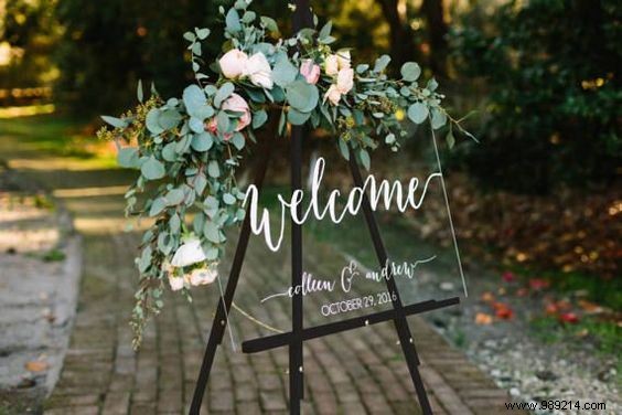 Plexiglass: The Elegant Modern Trend Revolutionizing Wedding Decor