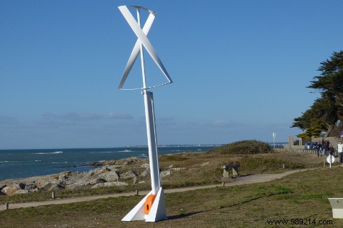Easy Home Wind Turbine: Install Eolie s Vertical Design and Save 20% on Electricity