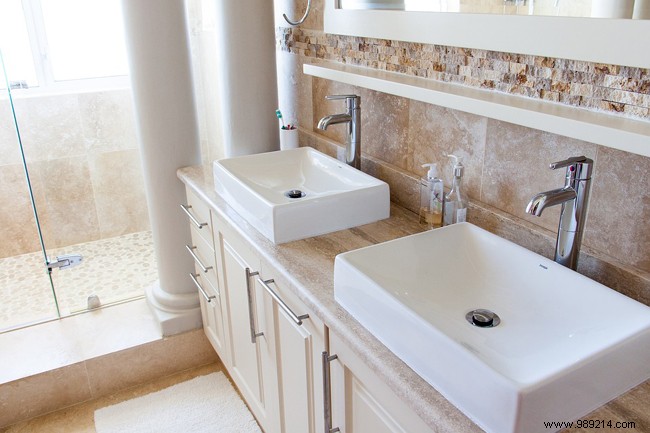 Eliminate Bathroom Odors Effectively: Natural Tips and Cleaning Strategies