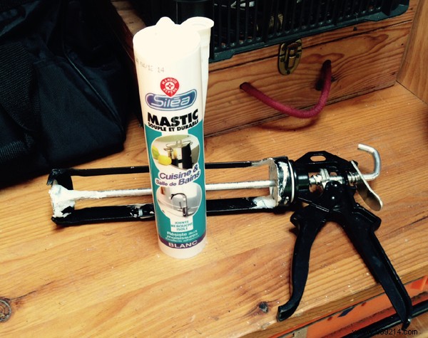 Step-by-Step Guide: How to Replace Silicone Seals in Your Bathroom